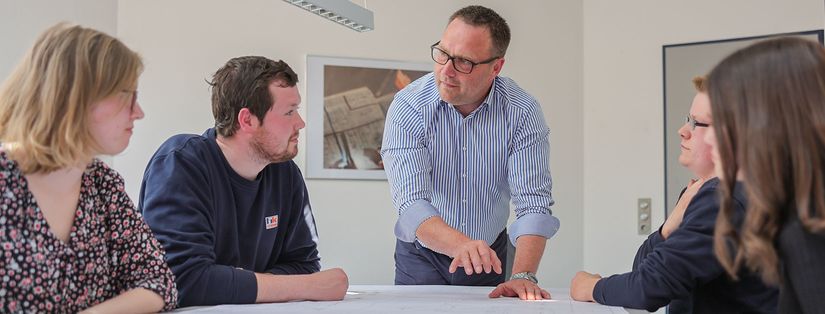 Bei uns lernen alle voneinander. Gerade der Austausch im Team ist ein wichtiger Bestandteil Deiner Ausbildung.